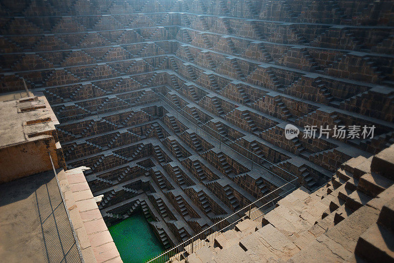 印度拉贾斯坦邦阿巴涅里著名最深的Chand Baori台阶井的石阶。梯级井，通过一组梯级下降到水平面到达水的井